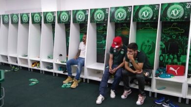Los jugadores no convocados del Chapecoense rezan desolados por sus compañeros: 