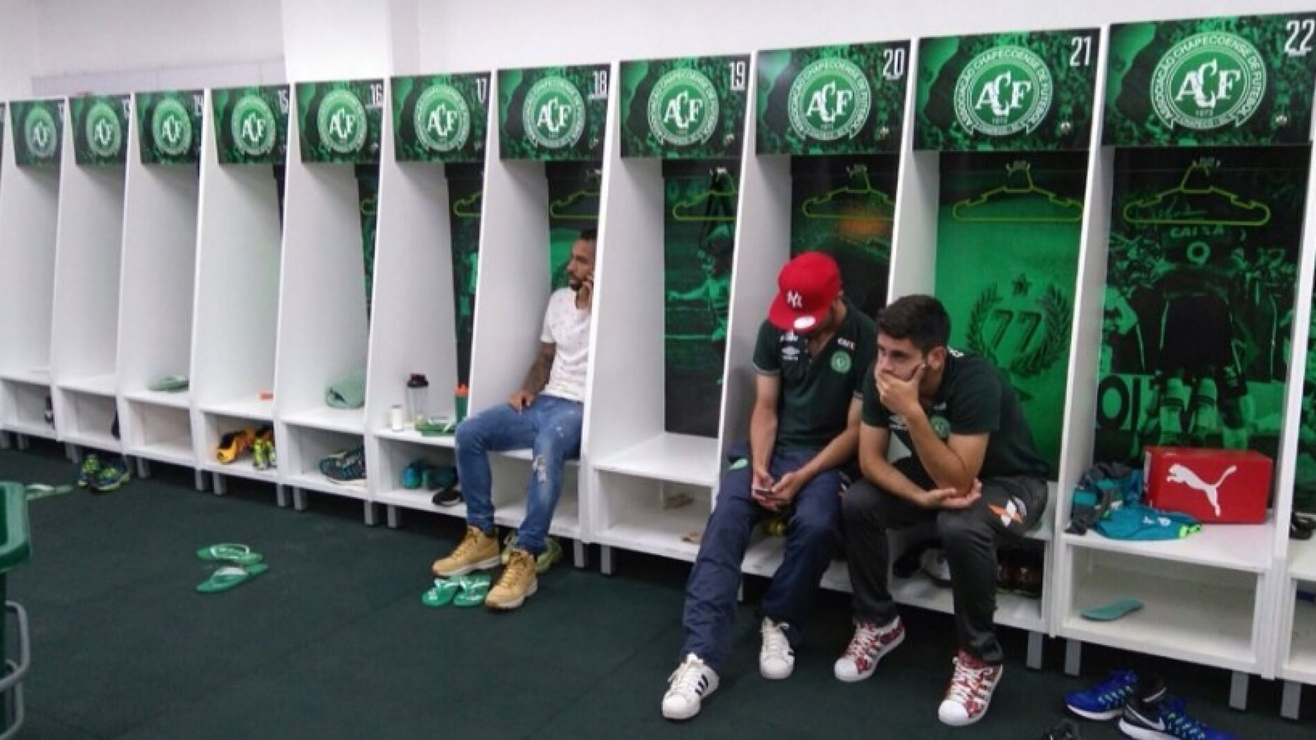 Jugadores del Chapecoense rezan por sus compa&ntilde;eros en el vestuario