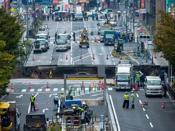 Fotografía del enorme hundimiento que obligó a cortar el tráfico en una avenida de Fukuoka (Japón) el pasado 8 de noviembre Fotografía del enorme hundimiento que obligó a cortar el tráfico en una avenida de Fukuoka (Japón) el pasado 8 de noviembre
