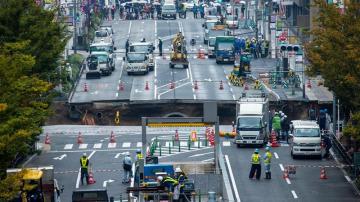 Fotografía del enorme hundimiento que obligó a cortar el tráfico en una avenida de Fukuoka (Japón) el pasado 8 de noviembre