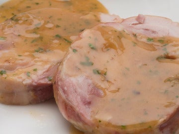 Atadito de pollo relleno de jamón y queso. Atadito de pollo relleno de jamón y queso.