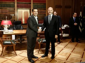 Alexis Tsipras, primer ministro griego, saludo a Pierre Moscovici, comisario europeo de Asuntos Económicos, durante su encuentro en Atenas Alexis Tsipras, primer ministro griego, saludo a Pierre Moscovici, comisario europeo de Asuntos Económicos, durante su encuentro en Atenas