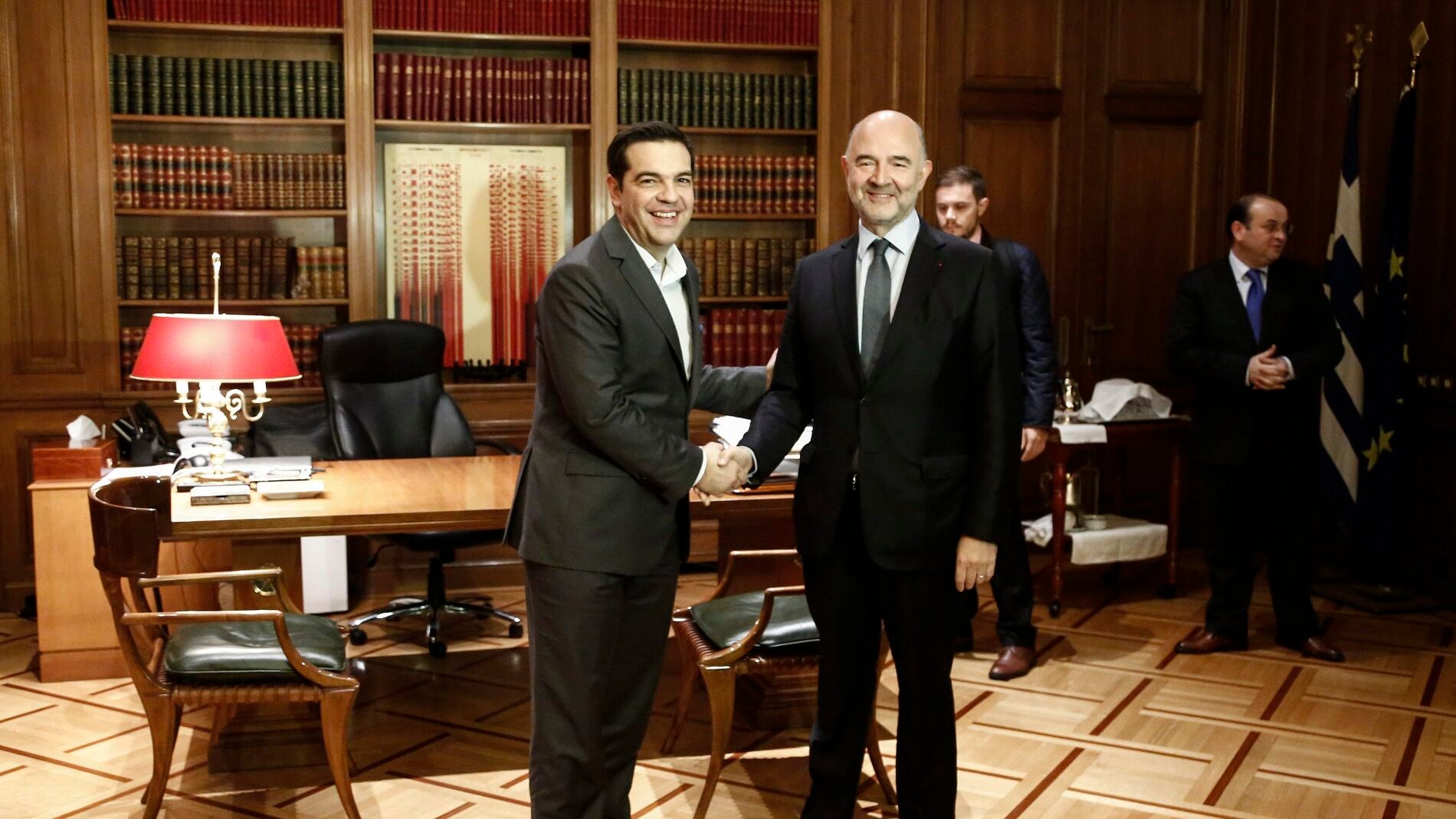 Alexis Tsipras, primer ministro griego, saludo a Pierre Moscovici, comisario europeo de Asuntos Econ&oacute;micos, durante su encuentro en Atenas