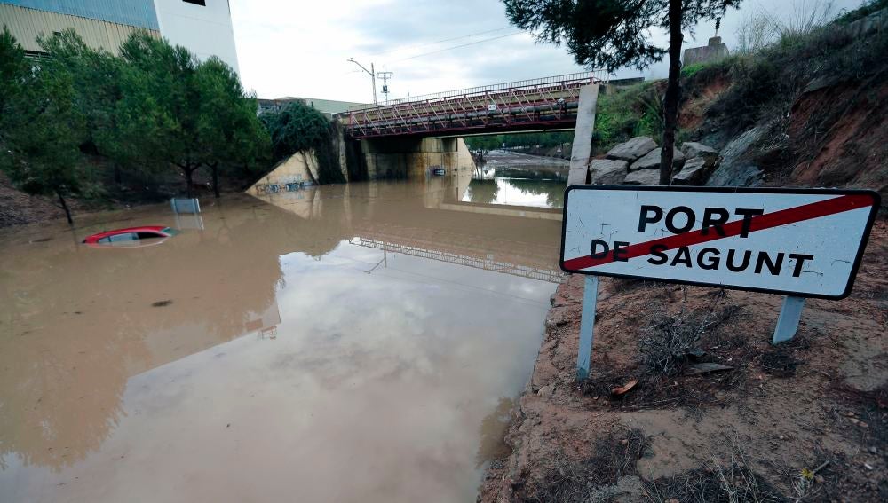 Coche inundado en Valencia