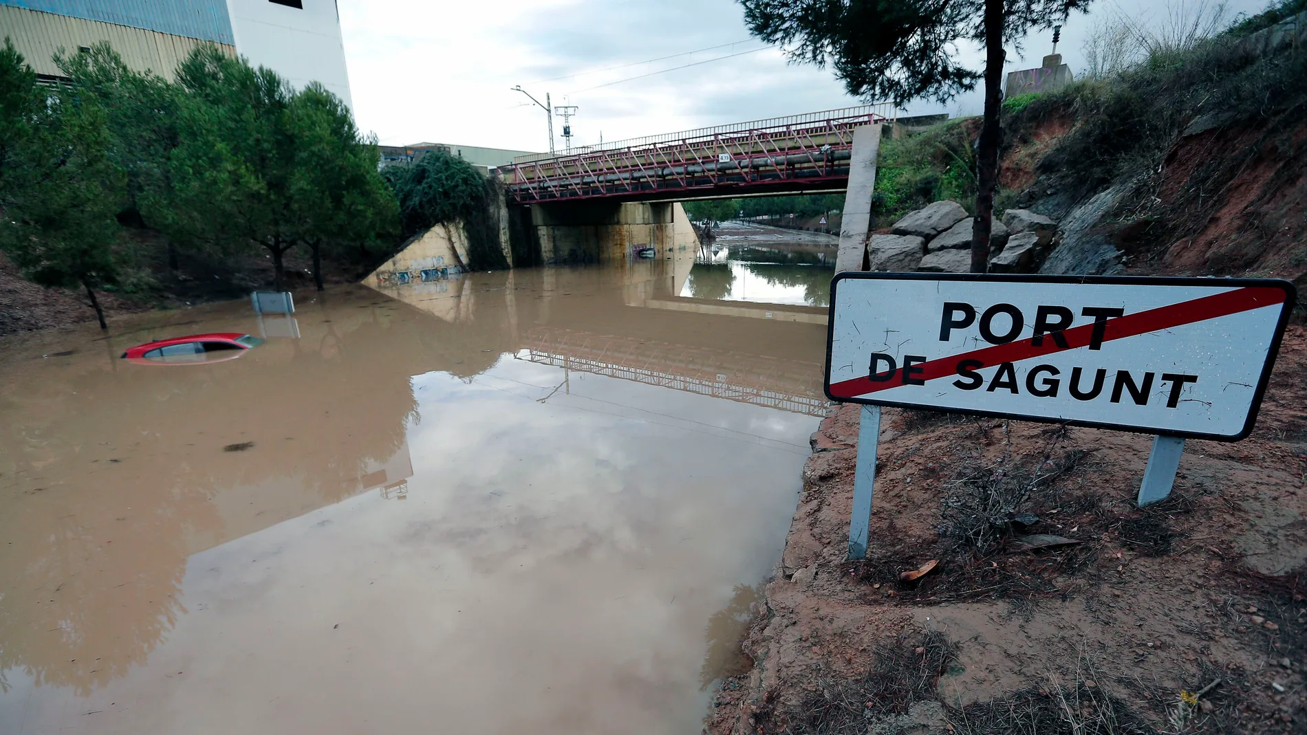 Coche inundado en Valencia Coche inundado en Valencia