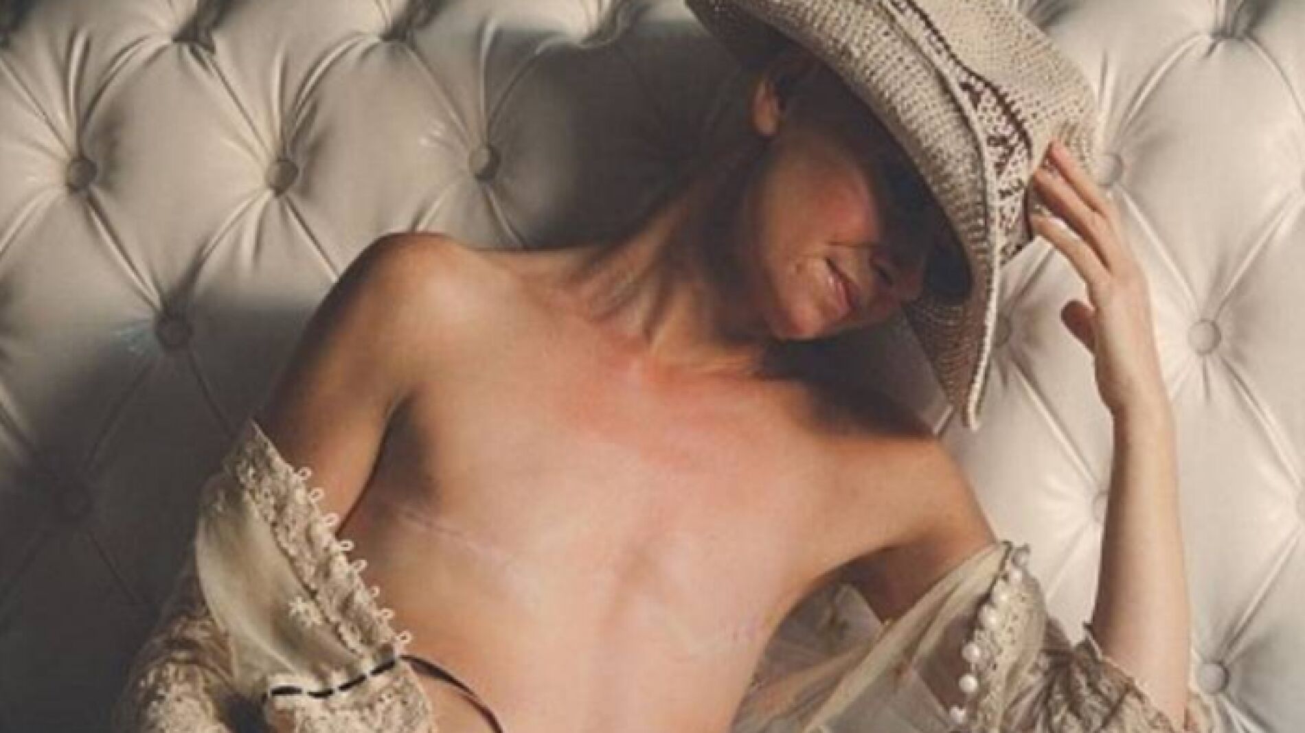 Jai Eastwood posa tras superar un c&aacute;ncer de mama