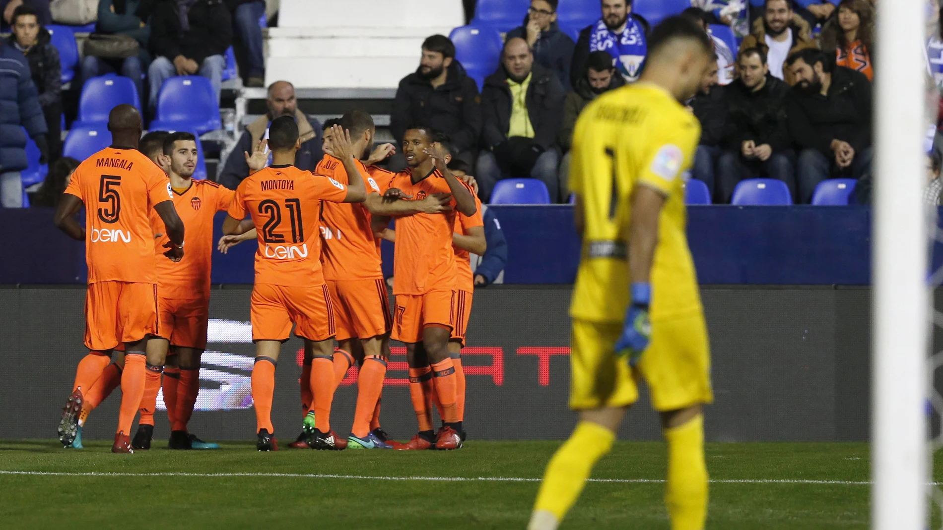 Los jugadores del Valencia celebrando un gol al Leganés Los jugadores del Valencia celebrando un gol al Leganés