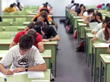 Alumnos realizando un examen Alumnos realizando un examen