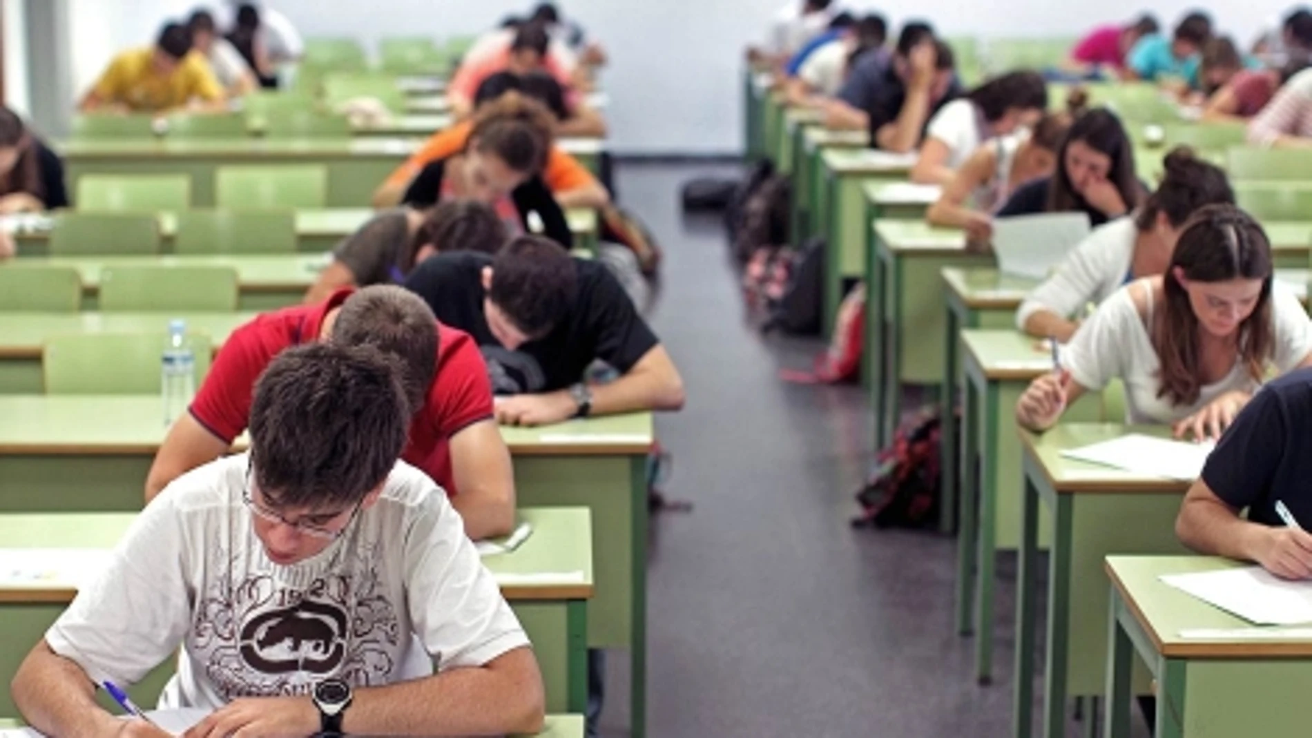 Alumnos realizando un examen Alumnos realizando un examen