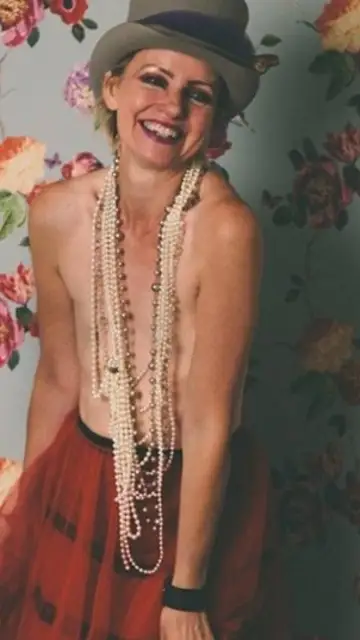 Jai Eastwood posa feliz tras superar un cáncer de mama Jai Eastwood posa feliz tras superar un cáncer de mama