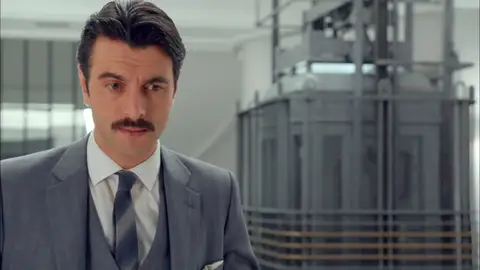Mateo llega a Silk desesperado por dar con Alberto Márquez Velvet
