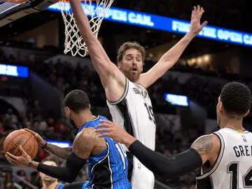 Pau Gasol trata de frenar un ataque de los Magic Pau Gasol trata de frenar un ataque de los Magic