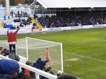Un aficionado se marca 'un calvo' en mitad de un penalti y consigue que lo fallen Un aficionado se marca 'un calvo' en mitad de un penalti y consigue que lo fallen