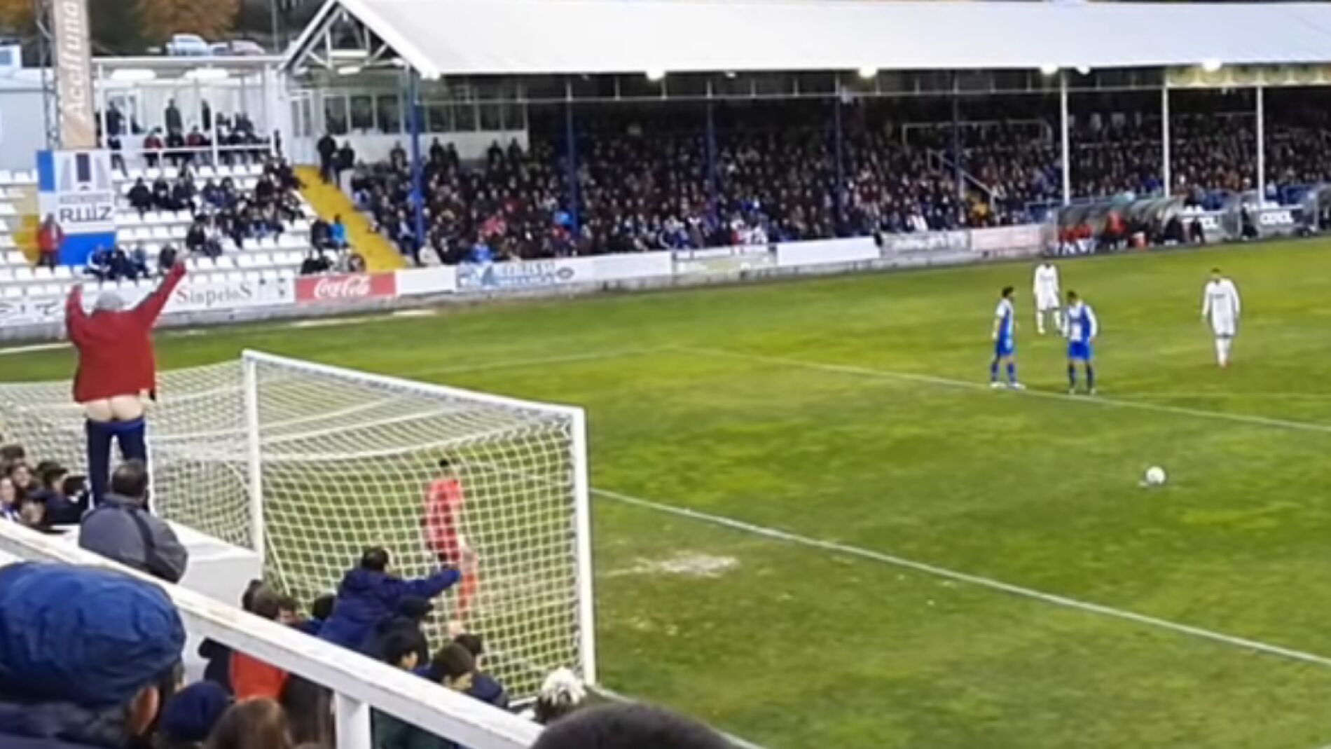 Un aficionado se marca 'un calvo' en mitad de un penalti y consigue que lo fallen