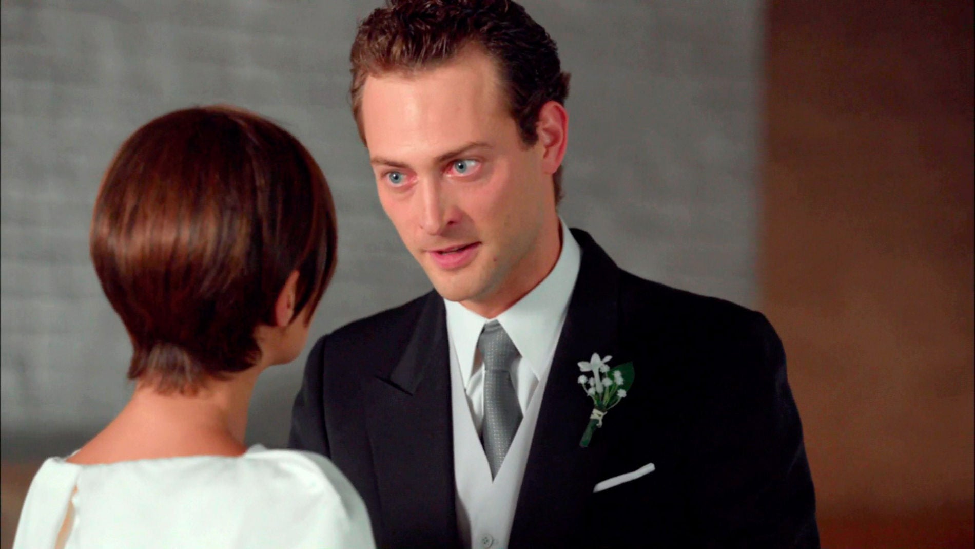 Carlos se niega a cancelar la boda y arremete contra Alberto