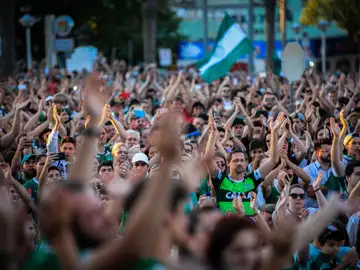 Los aficionados del Chapecoense homenajean a los fallecidos en el accidente aéreo Los aficionados del Chapecoense homenajean a los fallecidos en el accidente aéreo