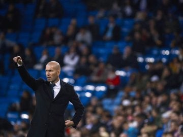 Zidane da indicaciones durante el partido contra la Cultural Leonesa