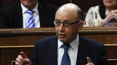 El Gobierno pacta con el PSOE que las CCAA tengan un 0,6% de déficit en 2017