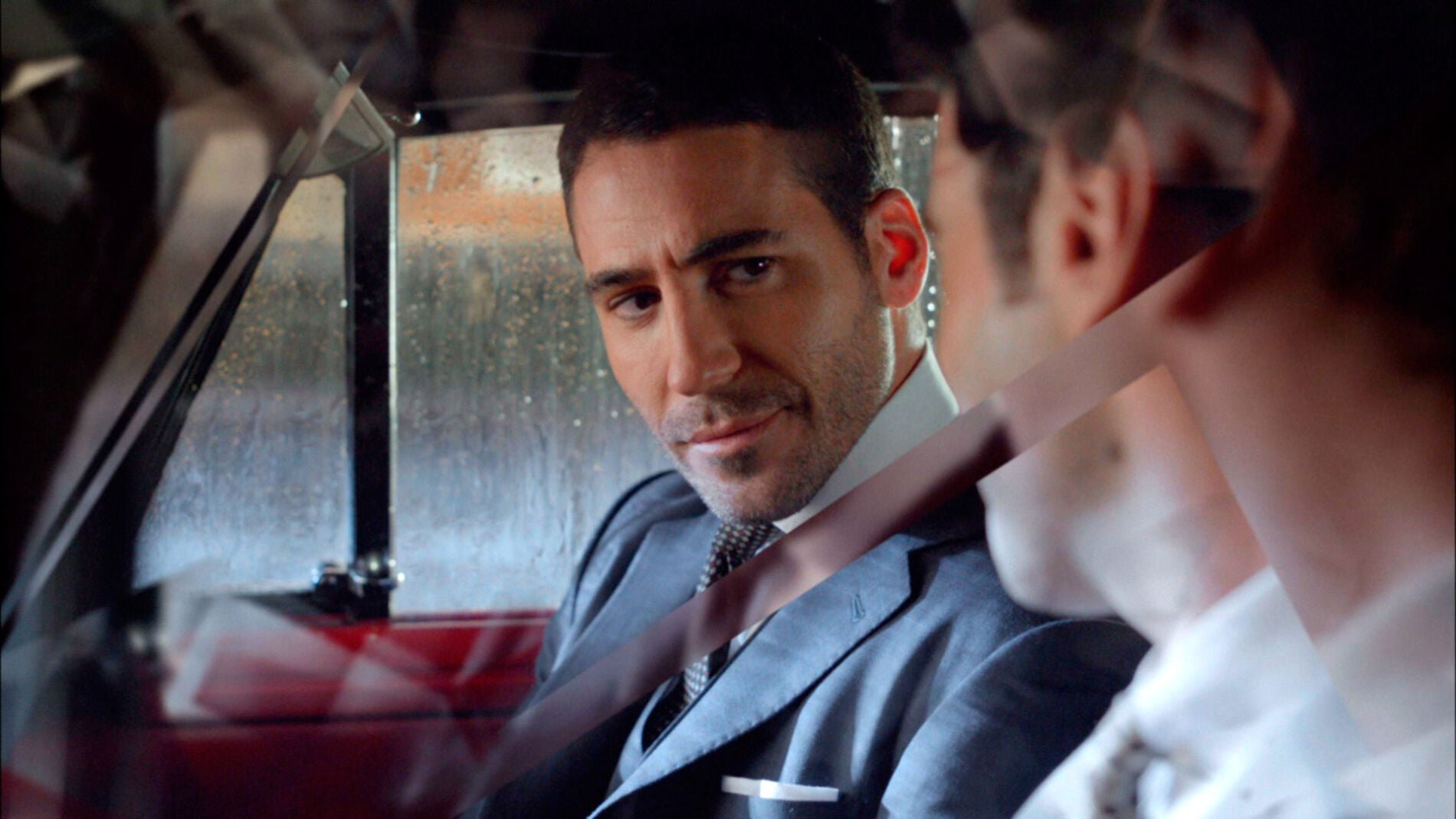 Alberto llega a las galer&iacute;as bajo la lluvia y ante la fr&iacute;a mirada de Ana