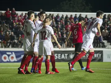 Los jugadores del Sevilla celebran uno de los goles ante el Formentera Los jugadores del Sevilla celebran uno de los goles ante el Formentera