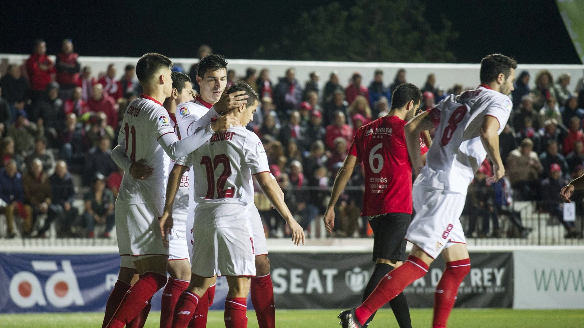 Los jugadores del Sevilla celebran uno de los goles ante el Formentera Los jugadores del Sevilla celebran uno de los goles ante el Formentera