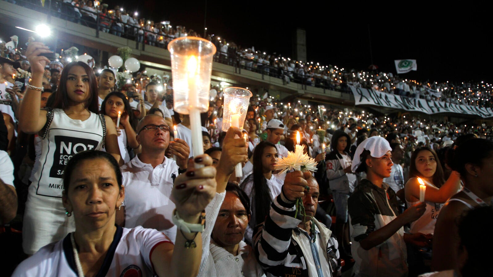 Emotivo y espectacular homenaje de la afición del Atlético Nacional al Chapecoense