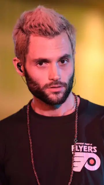 Irreconocible Penn Badgley con su cambio de look Irreconocible Penn Badgley con su cambio de look