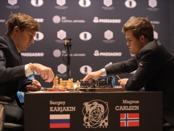  Magnus Carlsen ejecuta un movimiento ante Karjakin