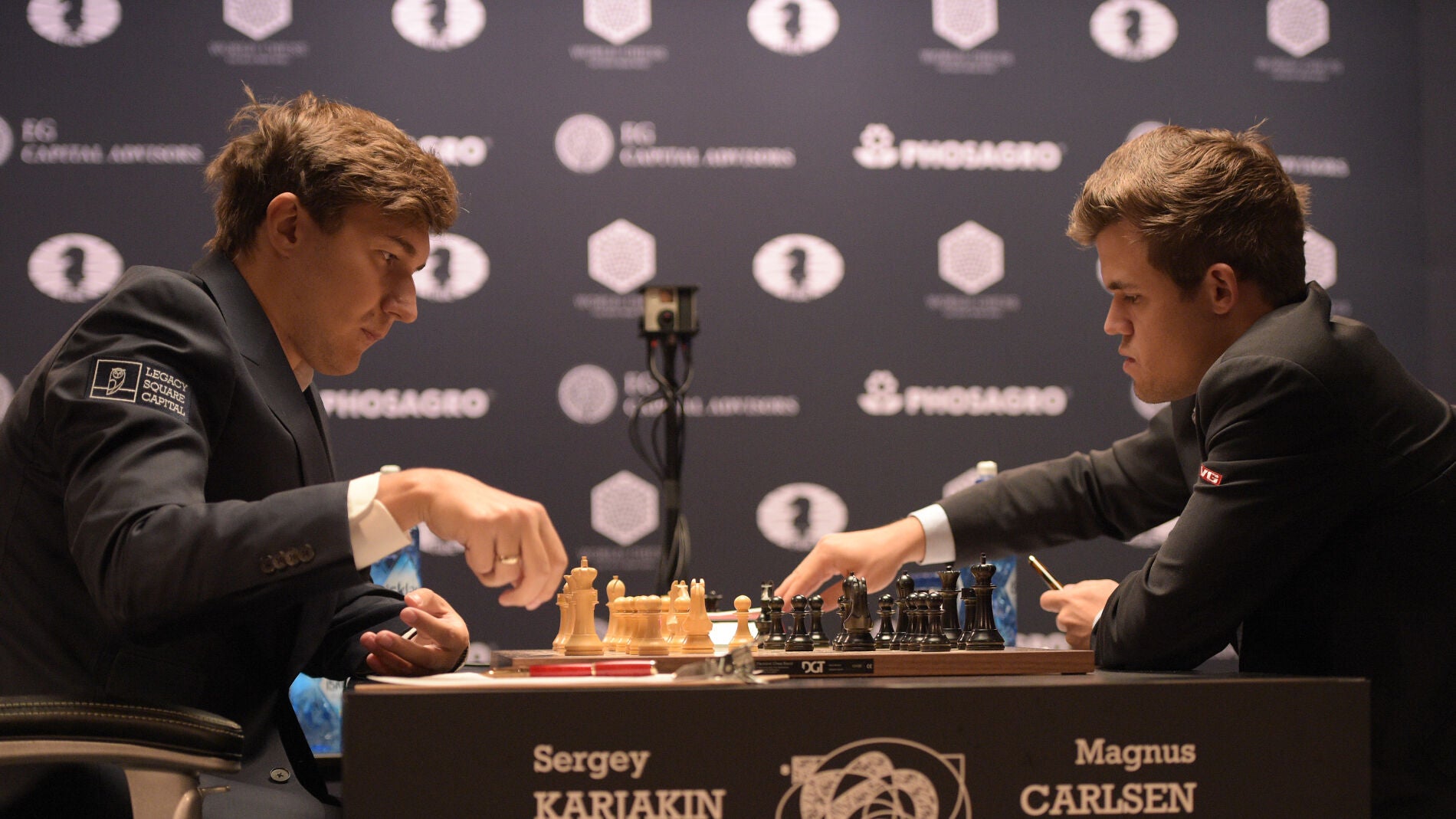  Magnus Carlsen ejecuta un movimiento ante Karjakin