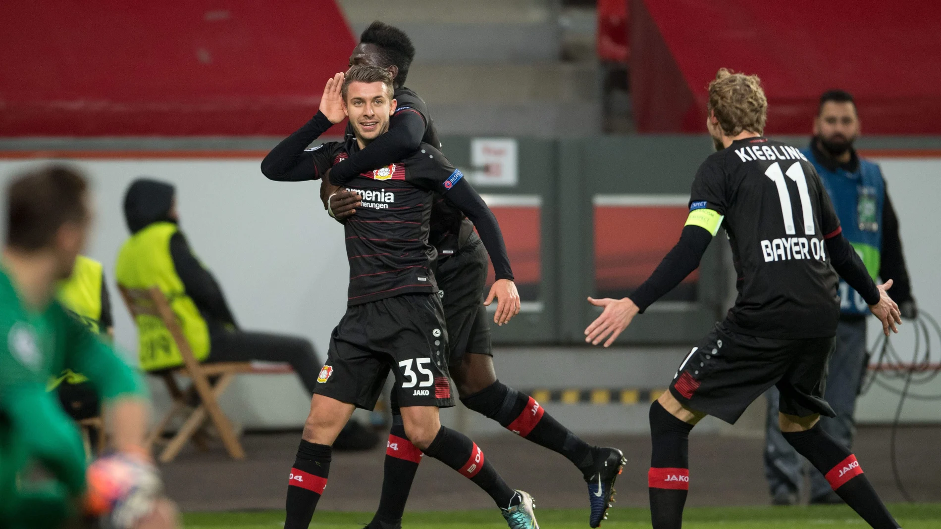 Vladlen Yurchenko celebra un gol con sus compañeros Danny da Costa  y Stefan Kiessling 