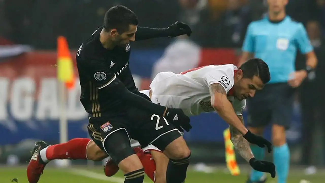 Vitolo lucha por el balón con Gonalons.