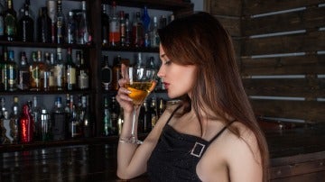 Una mujer consume alcohol