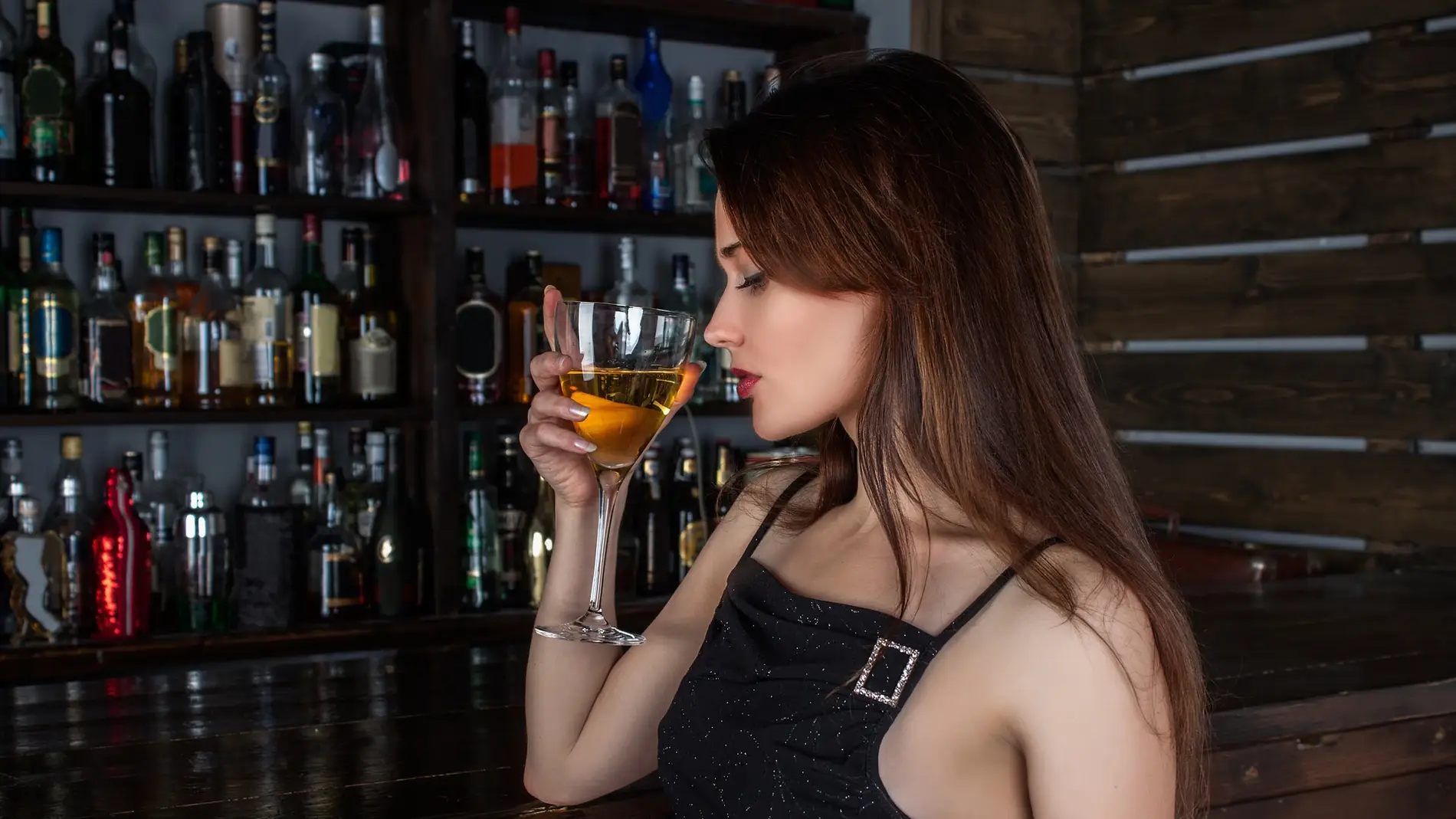 Una mujer consume alcohol