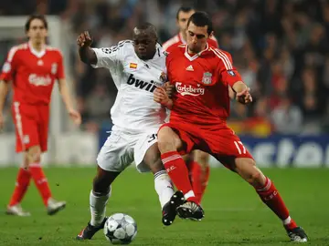 Arbeloa disputando con Lass Diarra un balón Arbeloa disputando con Lass Diarra un balón