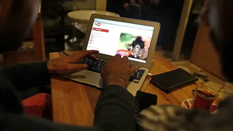 Un usuario de Youtube busca un vídeo Un usuario de Youtube busca un vídeo