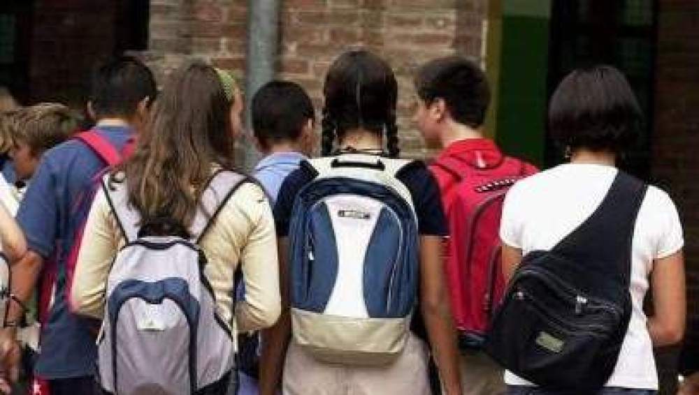 Alumnos a las puertas de un instituto