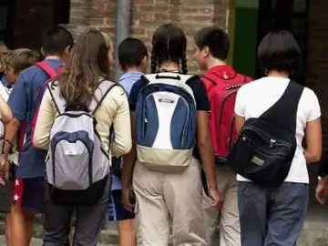 Alumnos a las puertas de un instituto Alumnos a las puertas de un instituto