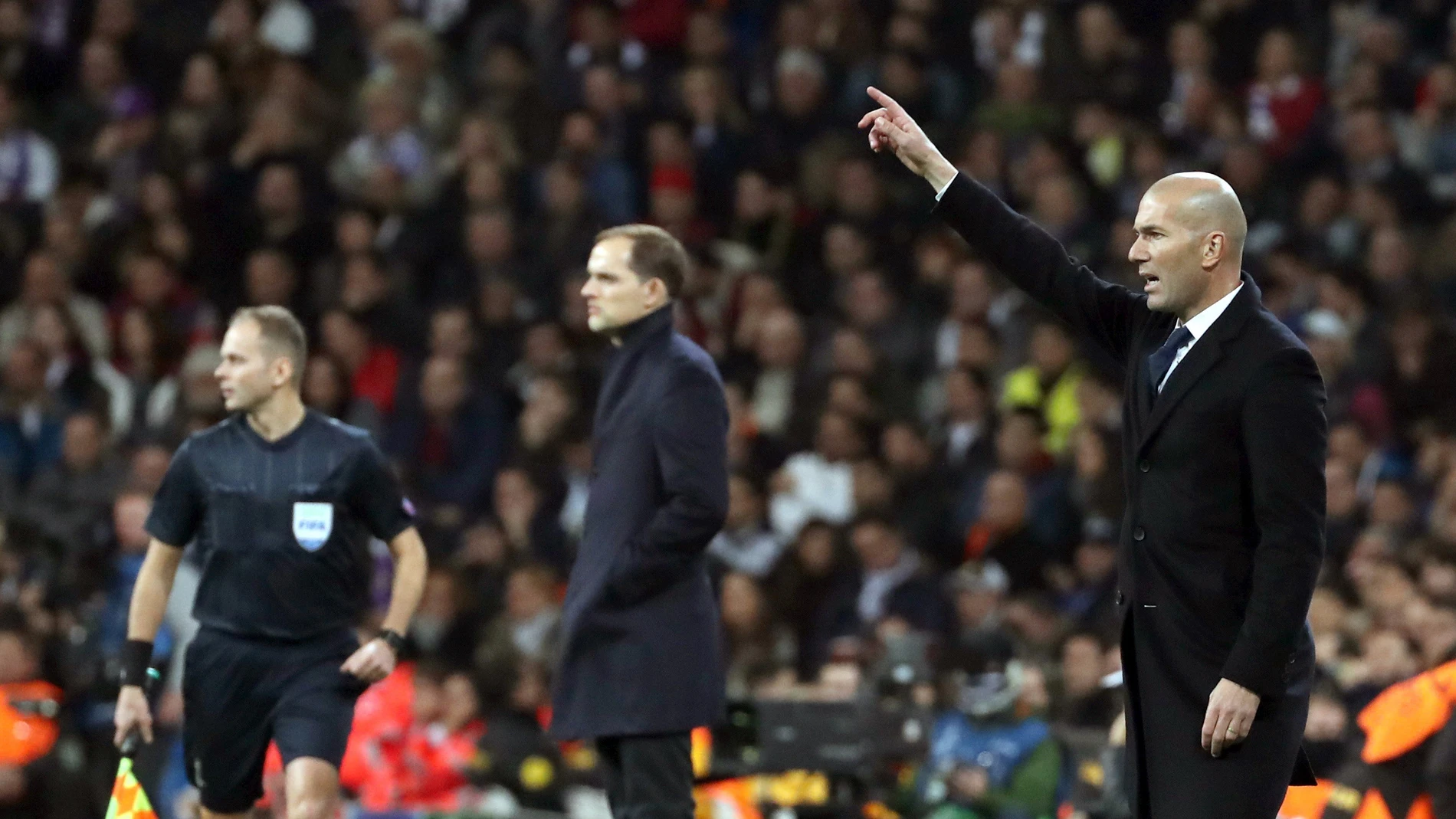 Zidane dando instrucciones en la banda