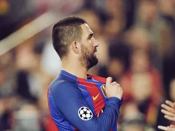 Arda Turan se señala el escudo del Barça en el Camp Nou Arda Turan se señala el escudo del Barça en el Camp Nou