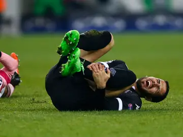 Álvaro Domínguez se lleva las manos a la pierna Álvaro Domínguez se lleva las manos a la pierna