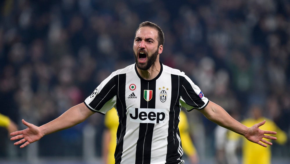 Higuaín celebrando su gol con la Juventus