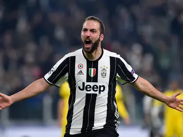 Higuaín celebrando su gol con la Juventus Higuaín celebrando su gol con la Juventus