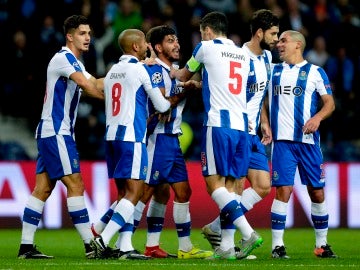 Jesus Corona de Porto celebra un gol con el equipo