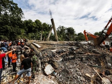 Los servicios de rescate en las labores de búsqueda de víctimas tras el terremoto de Indonesia Los servicios de rescate en las labores de búsqueda de víctimas tras el terremoto de Indonesia