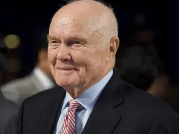 John Glenn, el primer astronauta que orbitó alrededor de la Tierra John Glenn, el primer astronauta que orbitó alrededor de la Tierra