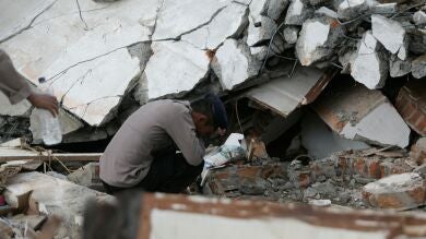 Los muertos por el terremoto en Indonesia superan el centenar mientras sigue la búsqueda de supervivientes