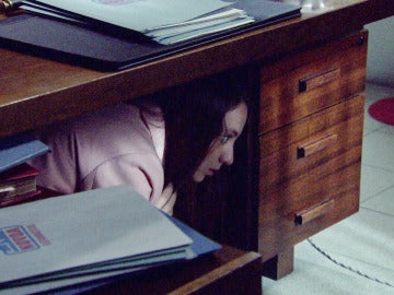 Alba, atrapada en la oficina tras robar unos documentos a su padre
