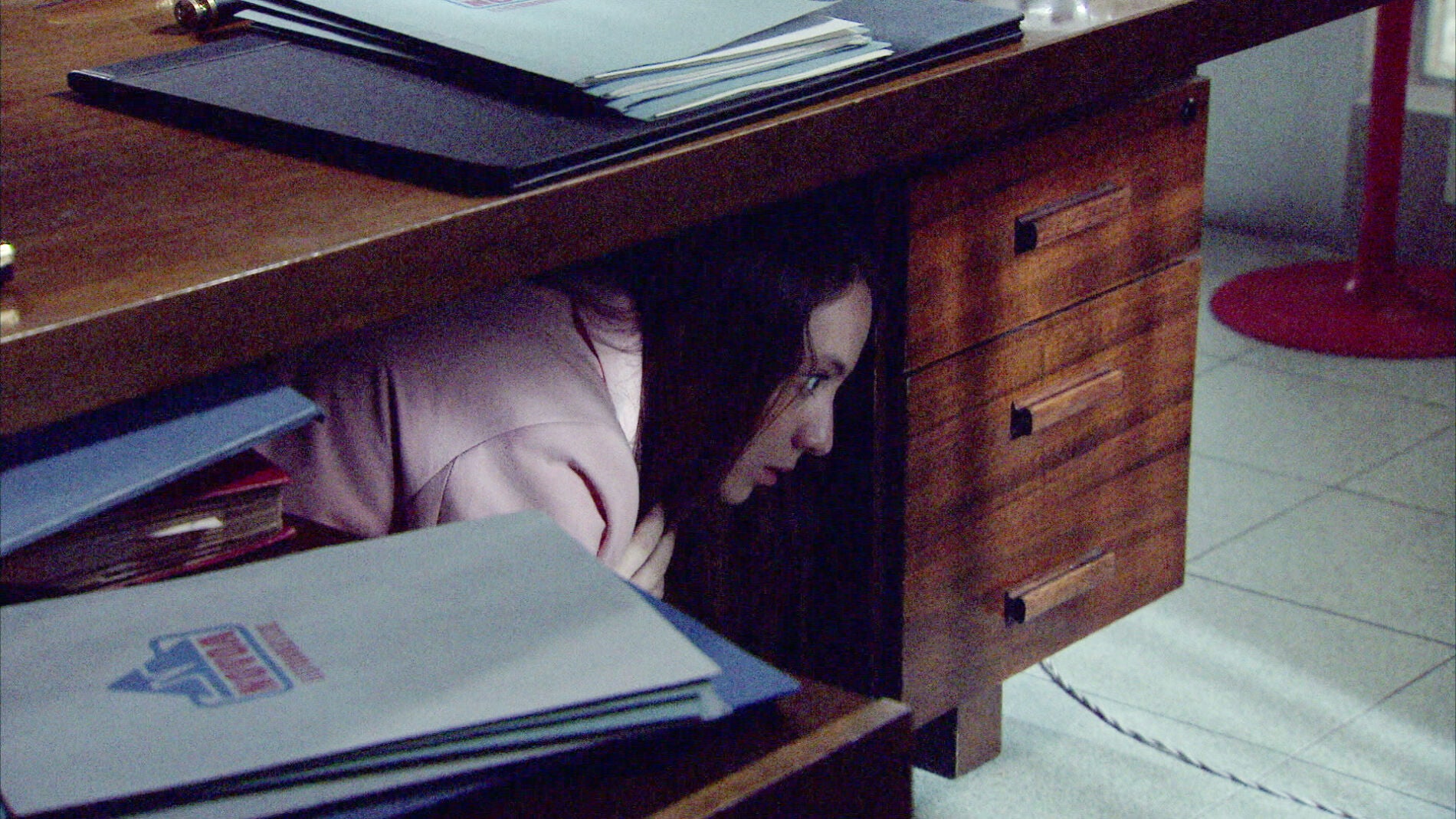 Alba, atrapada en la oficina tras robar unos documentos a su padre