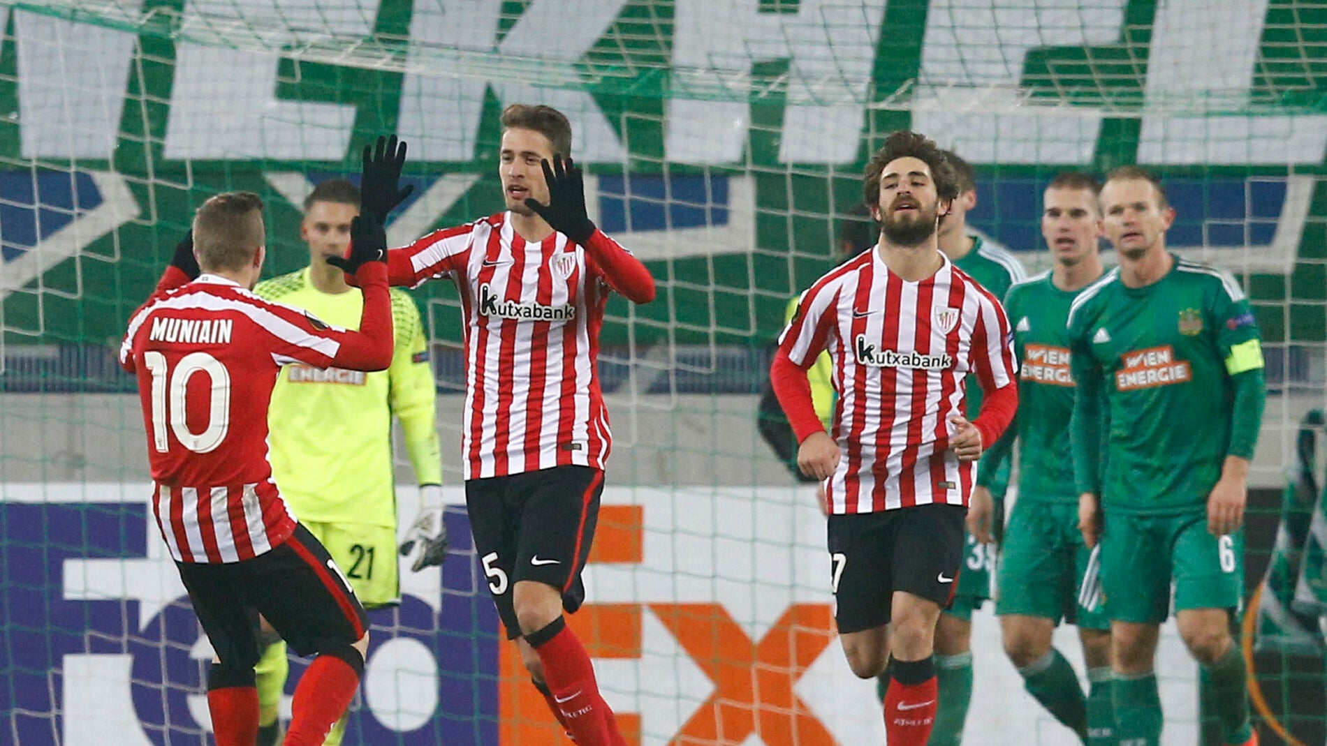 Saborit celebrando su gol con el equipo