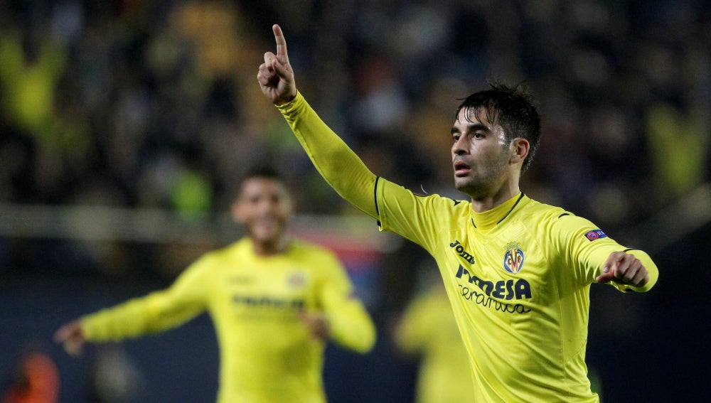 Trigueros celebrando su gol